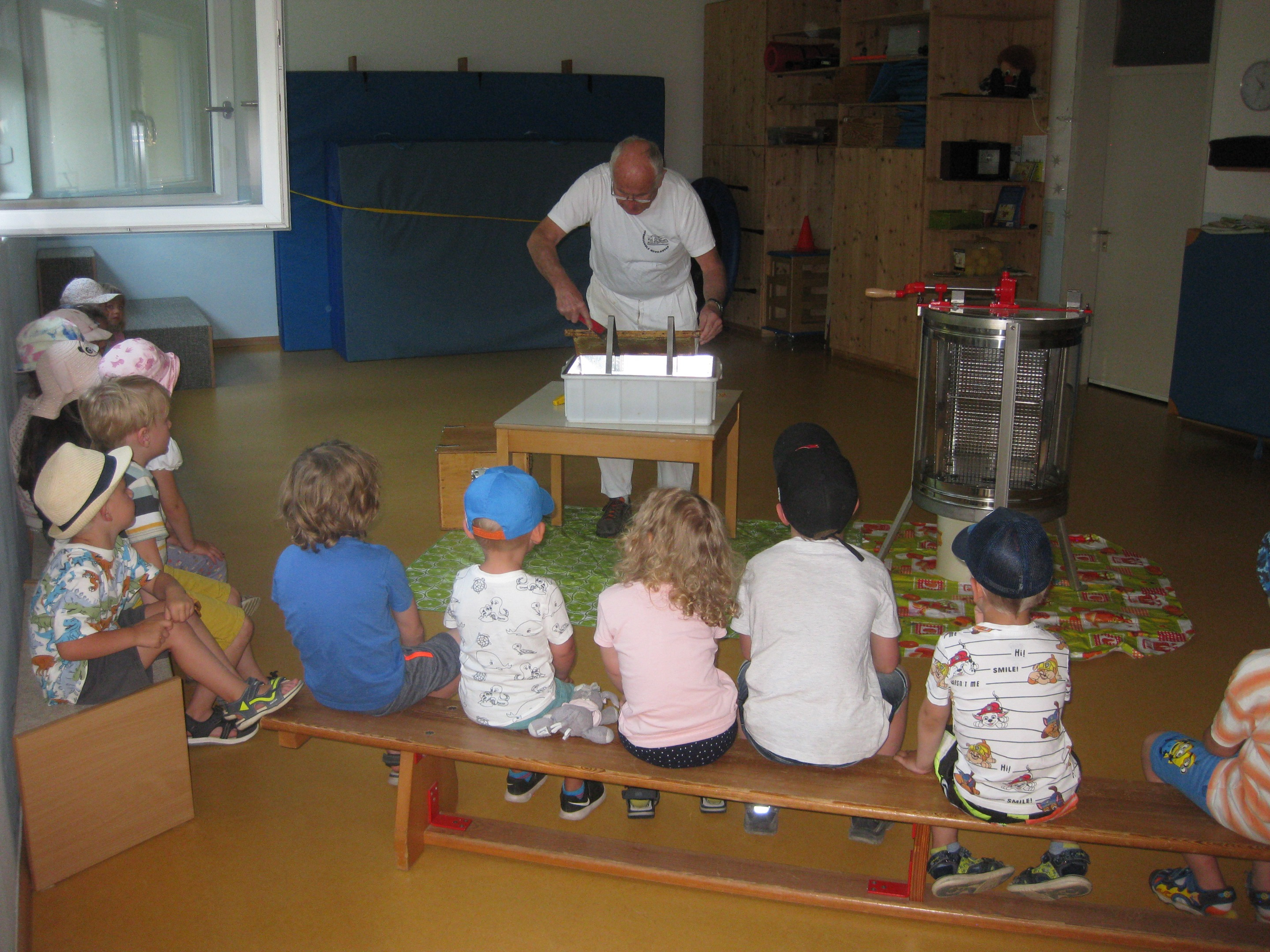 Kindergarten -St.Michael - Metten - Herr Geck Richard Honigwabe Entdeckung, Verarbeitung bzw. Vorbereitung zum Schleudern. Honig Schleuderung mit durchsichtigen Schleudern