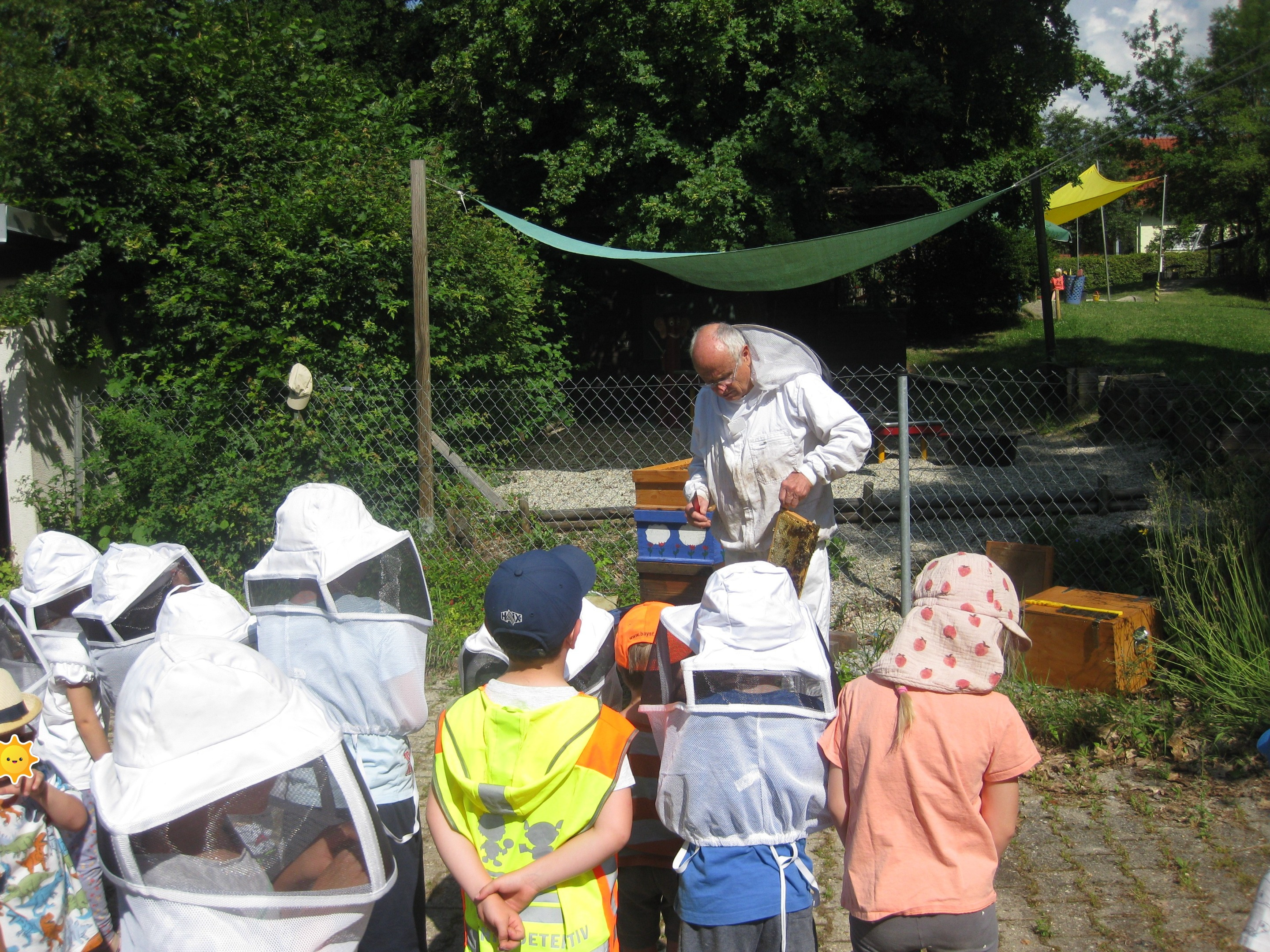 Kindergarten -St.Michael - Metten - Herr Geck Richard Bienenwaben mit den Bienen zeigen zum Kindern